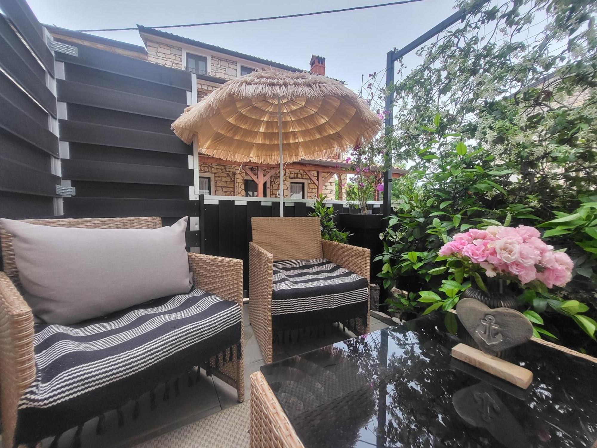 Villa Amore Radini Istrian Romantic Studio With Private Parking And Terrace Brtonigla Esterno foto